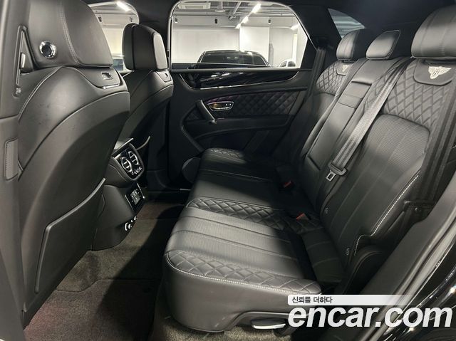 Bentley Bentayga 3.0 Plug-in HEV 2020 — фото 16