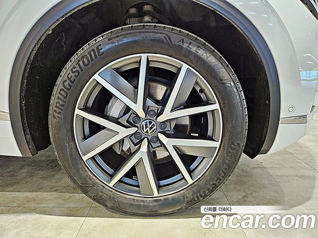 Volkswagen Touareg (III) 3.0 TDI Prestige 2023 — фото 5