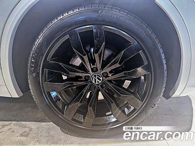 Volkswagen Touareg (III) 3.0 TDI R-Line 2023 — фото 5
