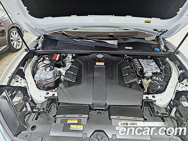 Volkswagen Touareg (III) 3.0 TDI Prestige 2024 — фото 6