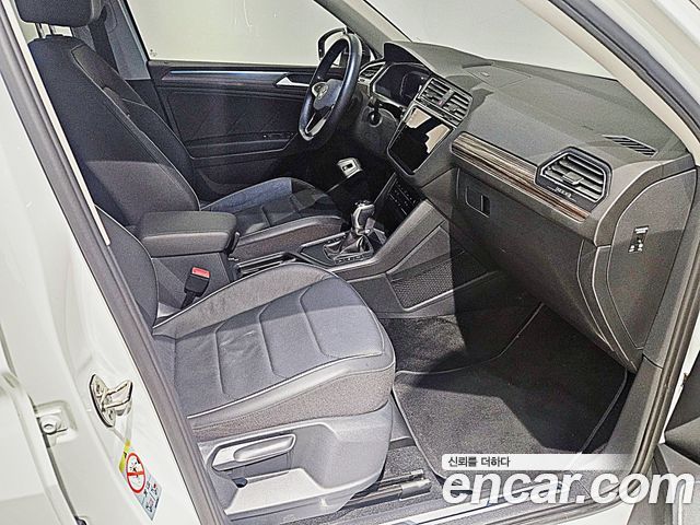Volkswagen Tiguan Allspace 2.0 TSI Prestige 2023 — фото 18