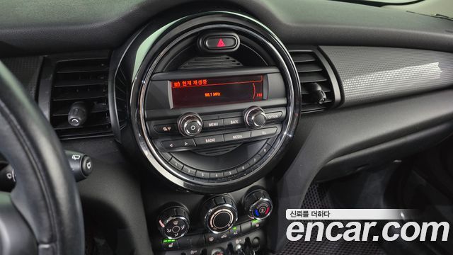 MINI Cooper D Standard 3rd 2015 — фото 17