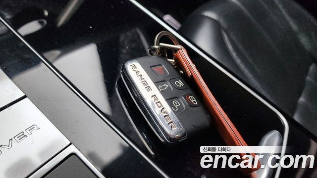 Land Rover Range Rover (IV) 4.4 SDV8 AB LWB DIESEL 2017 — фото 29