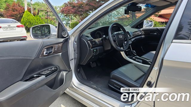Honda Accord 2.0 Hybrid 9th 2017 — фото 10