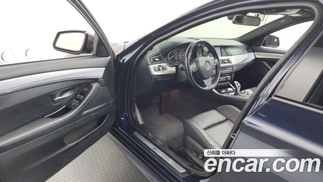 BMW 5 Series (F10) 550i xDrive 2012 — фото 10
