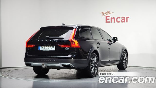 Volvo V90 Cross Country T5 Pro AWD 2019 — фото 2