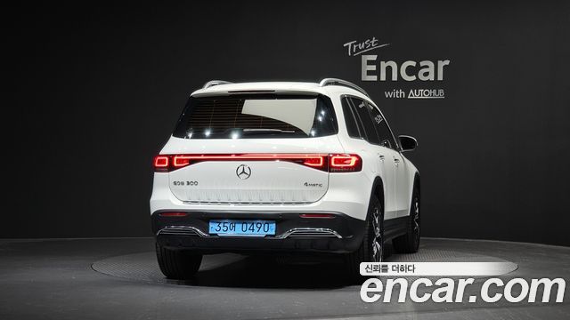 Mercedes-Benz EQB (X243) EQB300 4MATIC AMG Line 2024 — фото 4