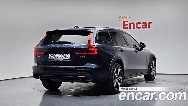 Volvo V60 Cross Country (II) B5 Pro AWD 2021 — фото 2