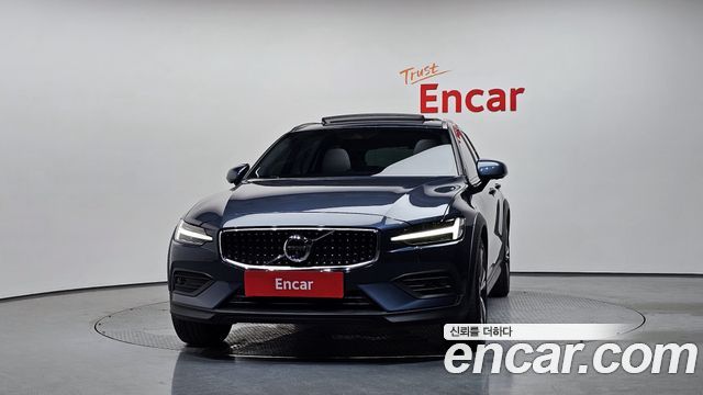 Volvo V60 Cross Country (II) B5 Pro AWD 2021 — фото 3