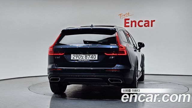 Volvo V60 Cross Country (II) B5 Pro AWD 2021 — фото 4