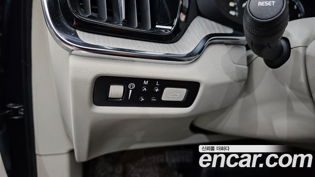 Volvo V60 Cross Country (II) B5 Pro AWD 2021 — фото 17