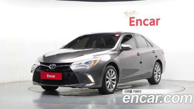 Toyota Camry 2.5 XLE 2017 — фото 1