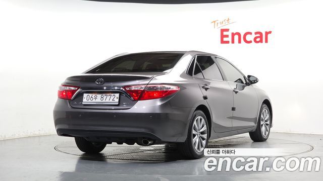 Toyota Camry 2.5 XLE 2017 — фото 2