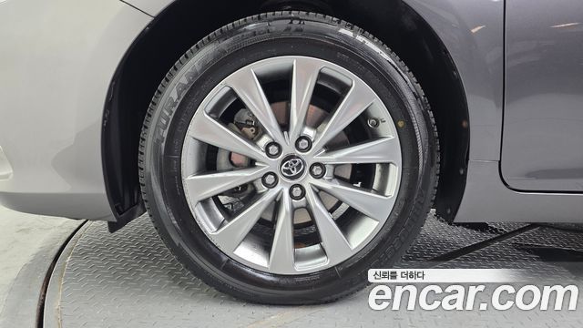 Toyota Camry 2.5 XLE 2017 — фото 5