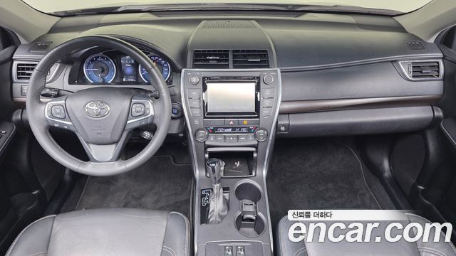 Toyota Camry 2.5 XLE 2017 — фото 7