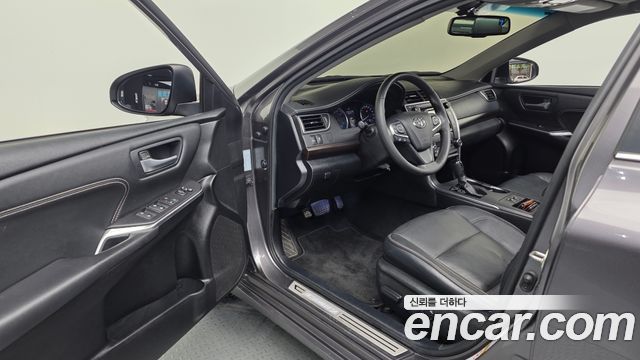 Toyota Camry 2.5 XLE 2017 — фото 10