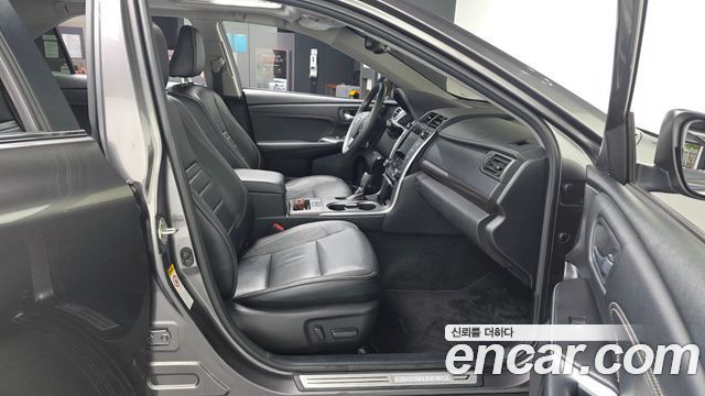 Toyota Camry 2.5 XLE 2017 — фото 15