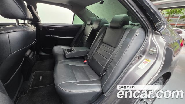 Toyota Camry 2.5 XLE 2017 — фото 16