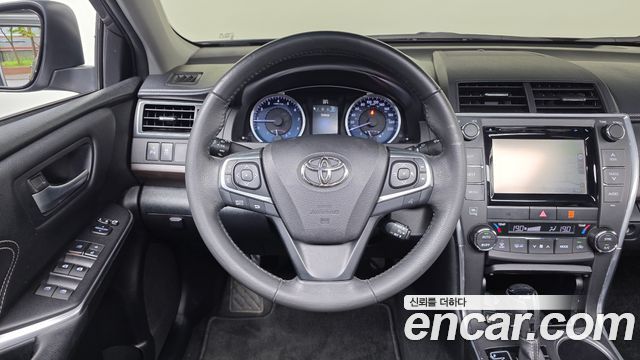 Toyota Camry 2.5 XLE 2017 — фото 17