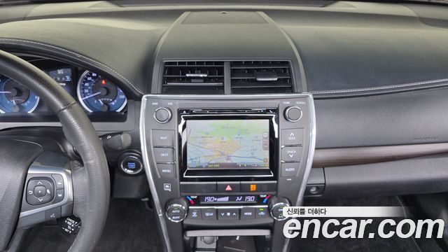 Toyota Camry 2.5 XLE 2017 — фото 18
