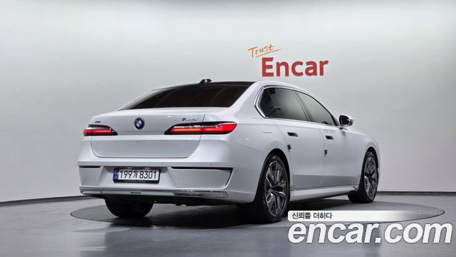 BMW 7 Series (G70) 750e xDrive Design Pure Excellence 2023 — фото 2