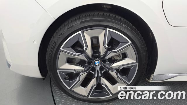 BMW 7 Series (G70) 750e xDrive Design Pure Excellence 2023 — фото 5