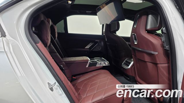 BMW 7 Series (G70) 750e xDrive Design Pure Excellence 2023 — фото 16