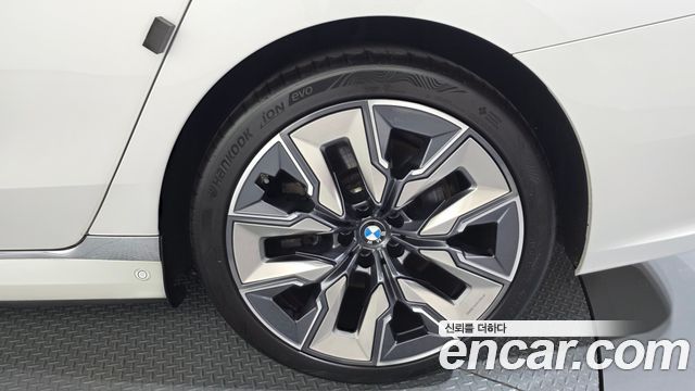 BMW 7 Series (G70) 750e xDrive Design Pure Excellence 2023 — фото 27