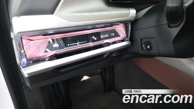 BMW 7 Series (G70) 750e xDrive Design Pure Excellence 2023 — фото 35