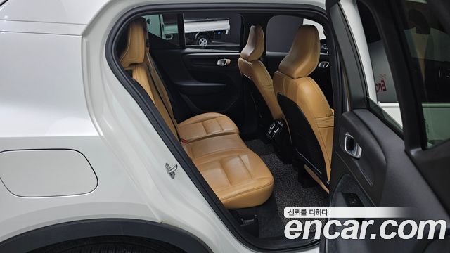 Volvo XC40 B4 Inscription 2021 — фото 11
