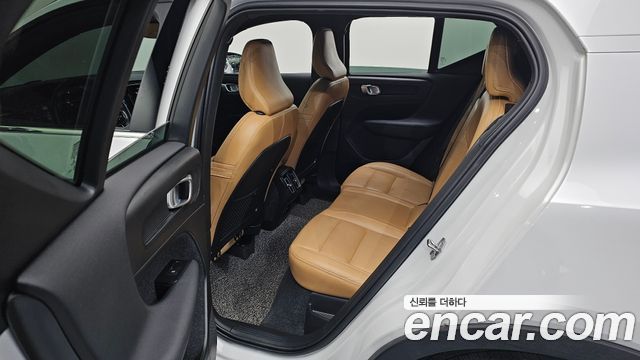 Volvo XC40 B4 Inscription 2021 — фото 12