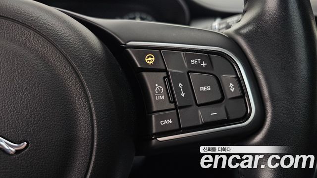 Jaguar E-PACE P250 SE 2018 — фото 20