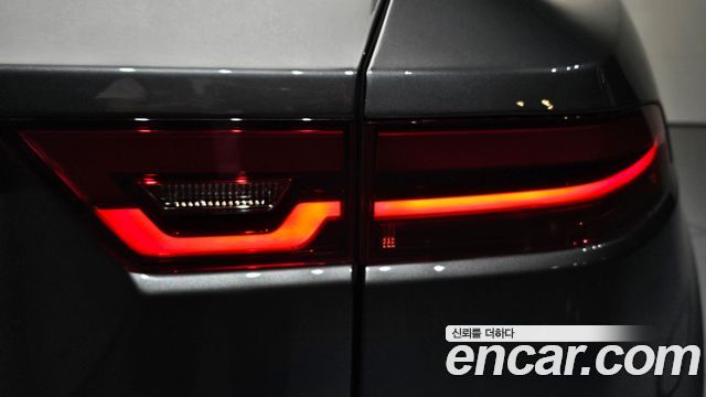Jaguar E-PACE P250 SE 2018 — фото 29