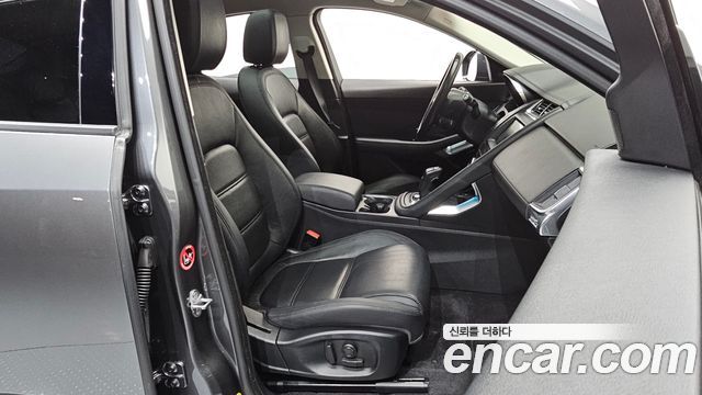 Jaguar E-PACE P250 SE 2018 — фото 32