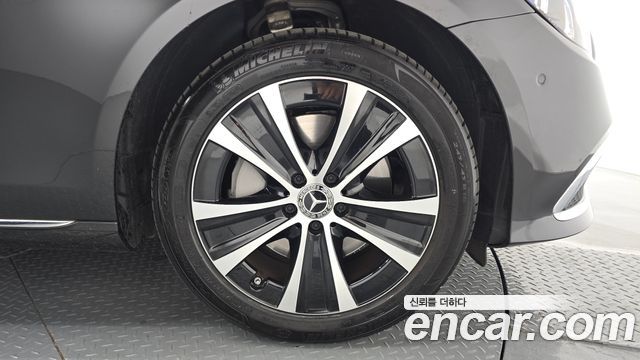 Mercedes-Benz E-Class (W213) E300e 4MATIC Exclusive 2021 — фото 21