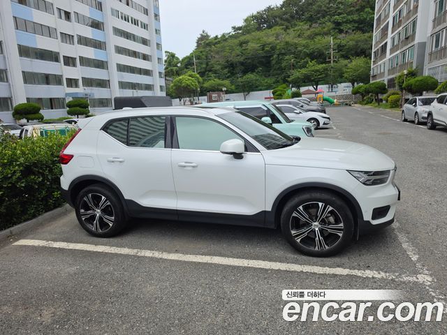 Volvo XC40 B4 Inscription 2021 — фото 2