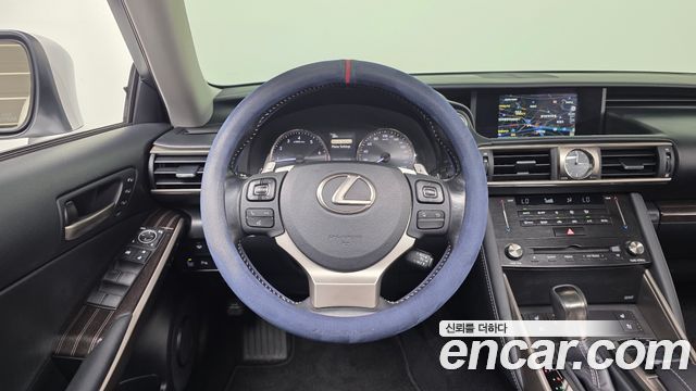 Lexus IS200t Supreme 2017 — фото 17