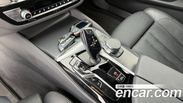 BMW 5 Series (G30) 520i M Sport 2023 — фото 9