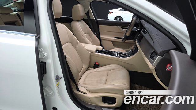 Jaguar XF (X260) 20d Prestige AWD 2017 — фото 11