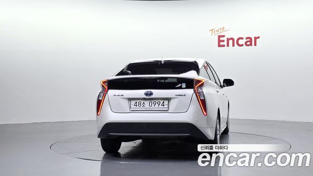Toyota Prius (IV) 1.8 E 2016 — фото 4