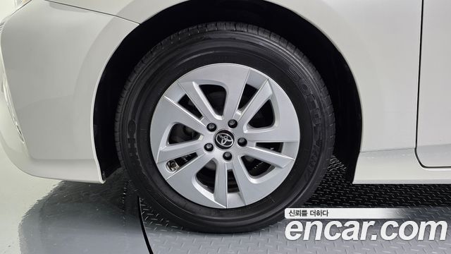 Toyota Prius (IV) 1.8 E 2016 — фото 5