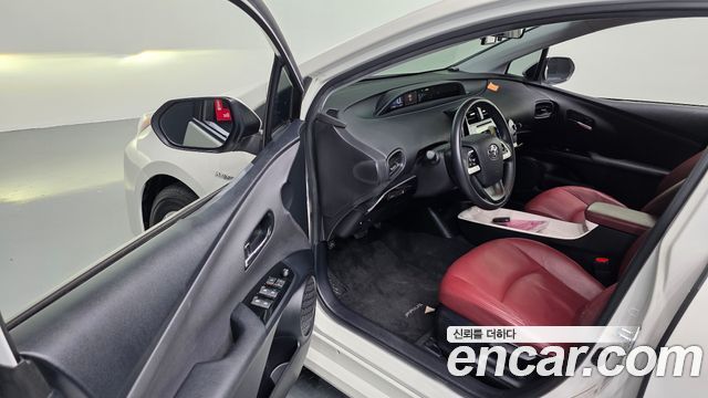 Toyota Prius (IV) 1.8 E 2016 — фото 10