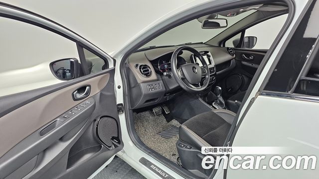 Renault Korea Clio Intens Panoramic 2019 — фото 10