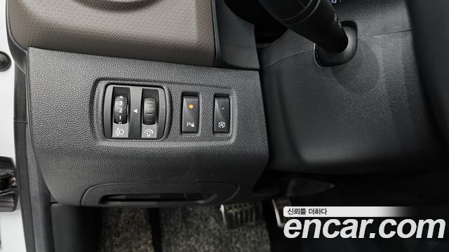 Renault Korea Clio Intens Panoramic 2019 — фото 18