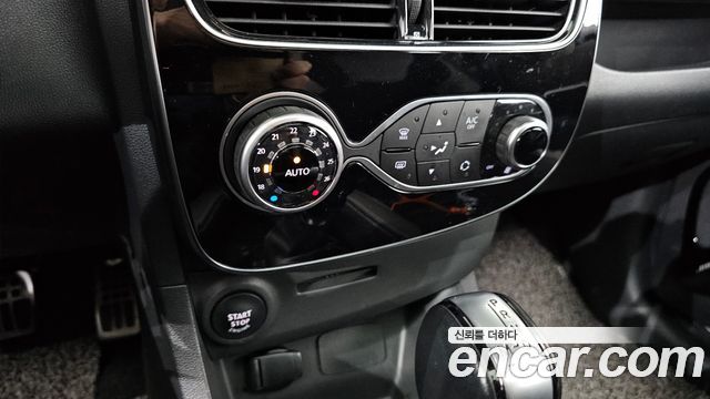 Renault Korea Clio Intens Panoramic 2019 — фото 21