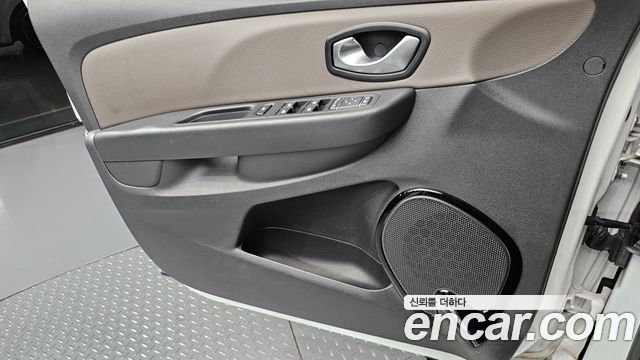 Renault Korea Clio Intens Panoramic 2019 — фото 30