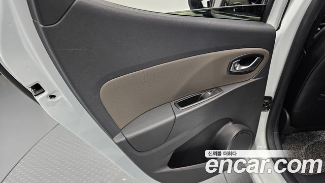 Renault Korea Clio Intens Panoramic 2019 — фото 31