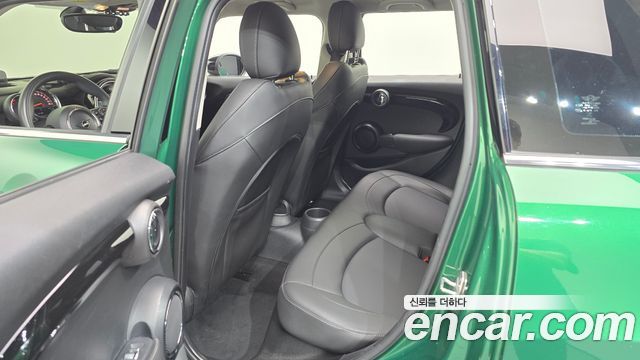 MINI Cooper S 5Door Standard 3rd 2020 — фото 11