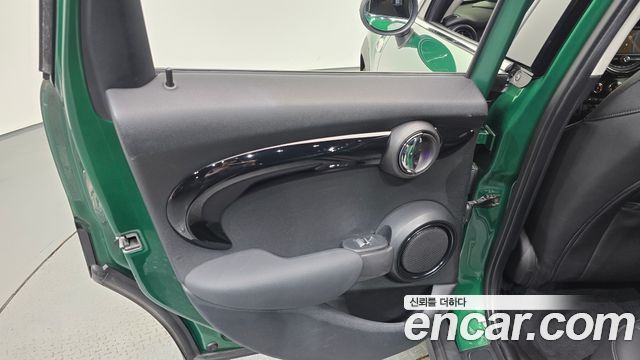 MINI Cooper S 5Door Standard 3rd 2020 — фото 25