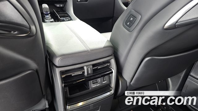 Toyota Alphard (IV) 2.5 HEV Executive AWD 2024 — фото 37